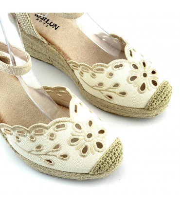 CUÑA CERRADA FLORES BORDADAS H551 BEIGE